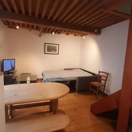 Maison Centre Ville Typique Rue Pietonne, Tres Anime